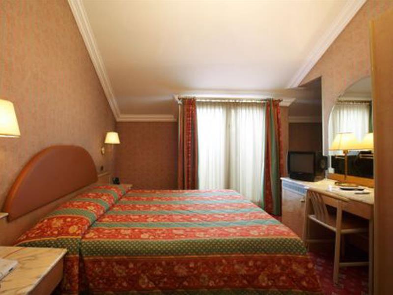 Lhp Hotel Napoleon Milánó Szoba fotó
